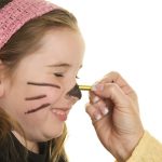 Il trucco da gattino è uno dei più amati dai bambini e uno dei più semplici da realizzare.