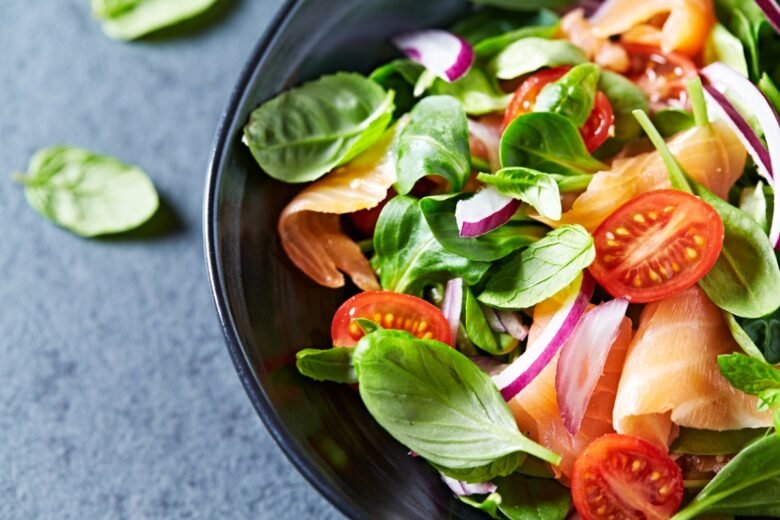 Insalata di verza, pomodorini, salmone e pinoli