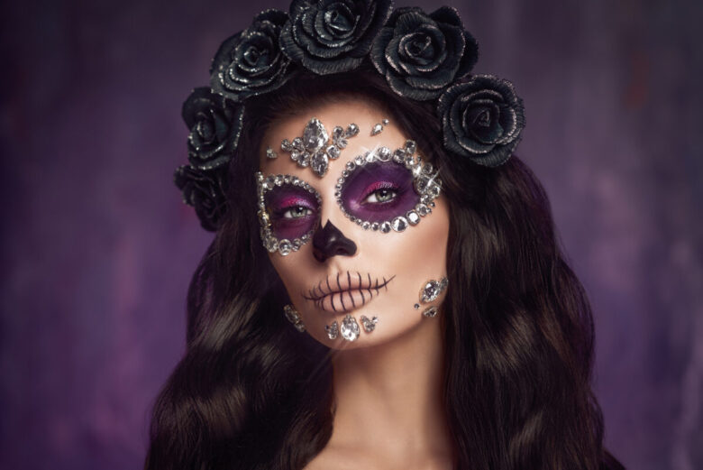 Donna travestita per Carnevale da maschera messicana