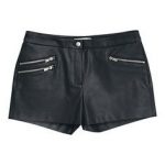 Shorts? Sì ma di finta pelle, come quelli di Mango ideali da abbinare a stivali o sneakers