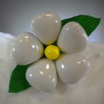 margheritina realizzata con 5 confetti bianchi e uno giallo