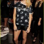 London Fashion Week, ecco Ellie Goulding con shorts neri di finta pelle e una T - Shirt Stampata