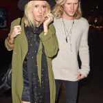 Ellie Goulding paparazzata con un versatilissimo trench verde militare
