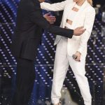 Ellie Goulding Ospite a Sanremo 2016, con un outfit in tailleur total white
