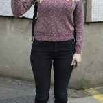 Ellie Gouldin sorpresa fuori dagli schermi in un look da città: con skinny jeans neri e un maglione multicolor