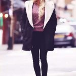 Sportiva ma con stile anche nella vita quotidiana, cappotto nero, maglione e jeand neri