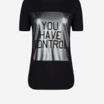 T - Shirt Stampata, un capo che non manca mai nel guardaroba della cantante. Di Y-3 Online Store