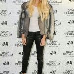 Ellie Gouding con dei boyfriend jeans e una semplice T - Shirt bianca