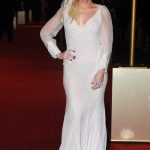Ellie Gouldin eterea in un vestito con un breve strascico total white