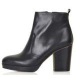 Per un tocco di eleganza senza strafare ci sono i tronchetti con tacco largo nero di TopShop