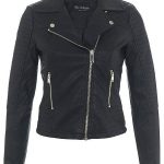 Il look da biker è uno dei preferiti della cantante, e irrinunciabile è il chiodo in pelle. Di Miss Selfridge