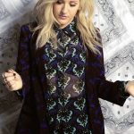 Il nero per la cantante è irrinunciabile anche quando si tratta di bluse e/o camicette