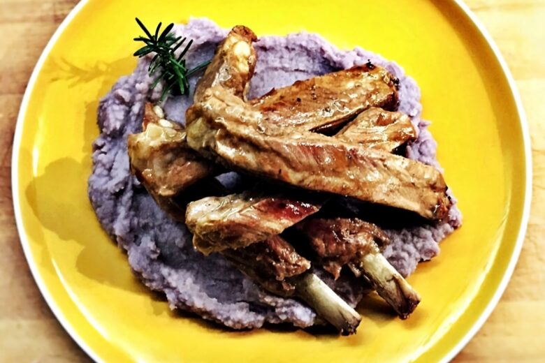 Costine alla birra scura con purè viola