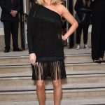Outfit più frizzante con l'abito monospalla con frange nero