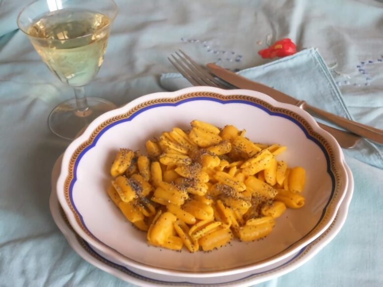 Gnocchetti sardi alla curcuma e semi di papavero