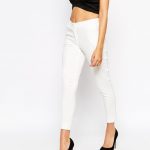 Pantalone a sigaretta bianco, ideale per ricreare il look di Ellie a Sanremo di Warehouse