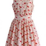 Vestito smanicato in tipico taglio anni '60 con fantasia con fenicotteri rosa. Di chicwish