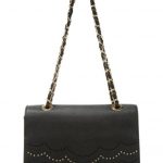 Graziosa tracola nera con chiusura traforata e catenella, in un elegante nero firmata New Look