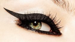 Applicazione eyeliner - crediti foto ©Ivan Genasi