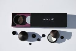 Hekatè consente ai clienti di creare e acquistare una crema cosmetica completamente personalizzata con ingredienti di origine naturale.