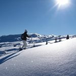 La ciaspolata di primavera è una delle attività più divertenti da fare in montagna approfittando delle ultime nevicate.