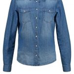 La camicia di jeans è n capo irrinunciabile, che si riesce ad abbinare su tutto. Di ONLY