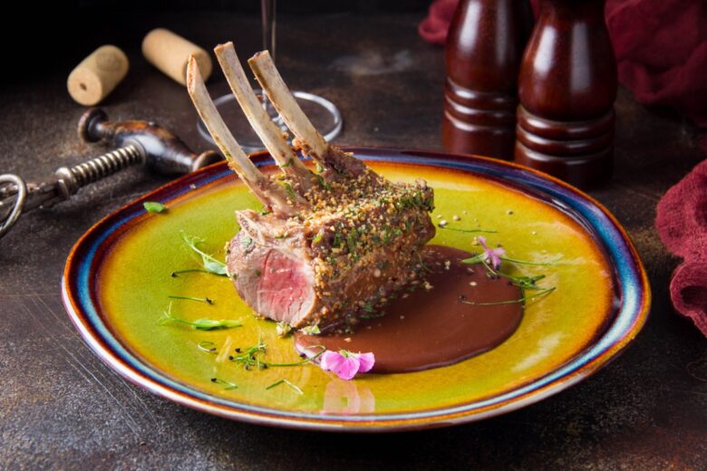 Costolette d'agnello in crosta, con salsa alle erbette