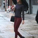 Anche nei giorni di pioggia non si rinuncia allo stile. Pullover e skinny bordeaux