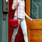 Skinny jeans, camicietta leggera e tracollina rossa per Taylor Swift fuori dai riflettori
