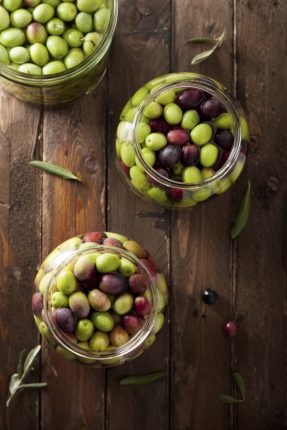 Esistono vari metodi per conservare le olive: in salamoia, sott’olio e sotto sale.