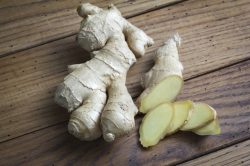 Zingiber officinale, più comunemente chiamato Zenzero o Ginger, appartiene alla famiglia delle Zingiberacee, la parte commestibile è il rizoma.