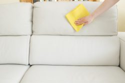 Per la pulizia standard del divano bastano alcuni piccoli accorgimenti che ne allungheranno di molto la vita.