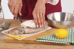 Le seppie sono un mollusco buono e salutare, ecco la nostra guida per imparare a pulirle.