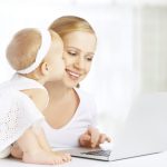 Acquistare online è un'ottimo metodo per fare acquisti in compagnia del tuo bebè.