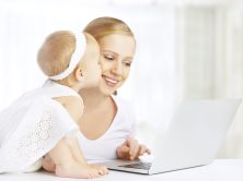 Acquistare online è un'ottimo metodo per fare acquisti in compagnia del tuo bebè.