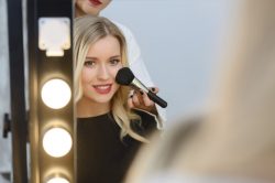 Backstage del Makeup, modella e makeup artist