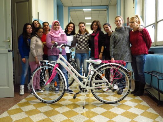 Rania, Simona, Reem, Demiana, Carla e altre mamme e donne che partecipano all'iniziatica di Mamme in Bici.