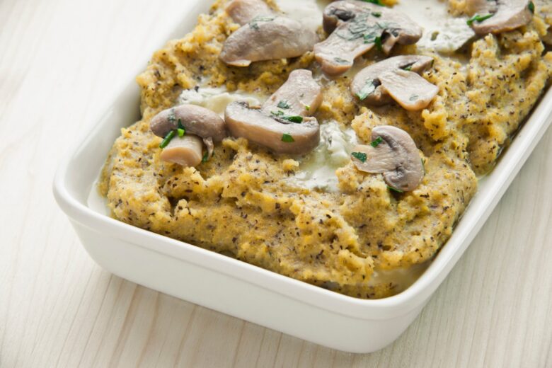 Polenta con broccoli, funghi e scamorza