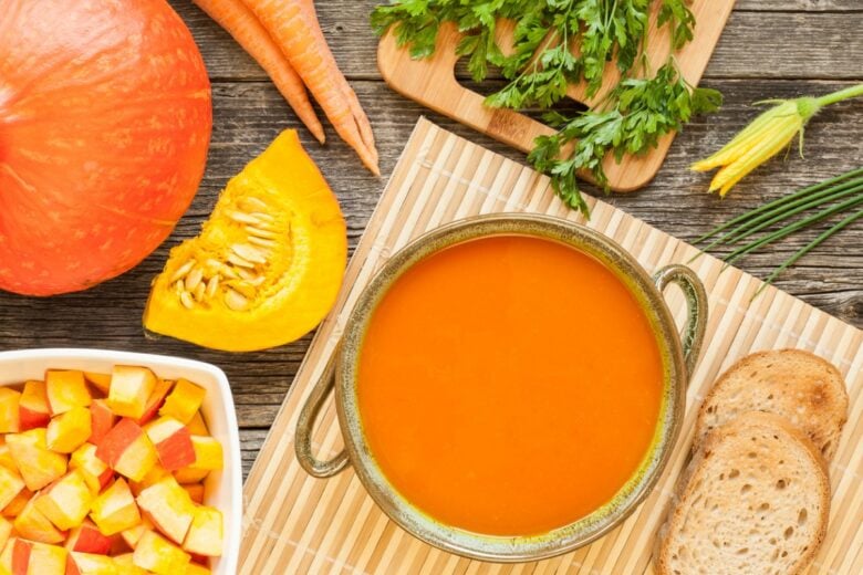 Vellutata di zucca, carote e anacardi