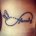 Infinito come l'amore della famiglia, uno dei tatuaggi più gettonati da affettuare sul polso. Foto di prettydesigns.com