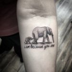 Mamma e cucciolo, un perfetto tatuaggio a tema famigliare. Fto di garotattoo