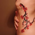 Perfetti da fare nella zona delle costole sono i rami e i fiori di ciliegio