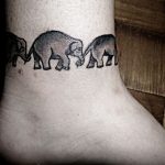 Un braccialetto o cavigliera di elefante, un'idea particolare se avete una famiglia numerosa. Foto di tattoofilter