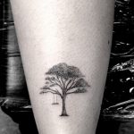 Un grande albero e un altalena, un perfetto disegno per ricordare la propria famiglia e l'infanzia. Foto di freetattoodesign