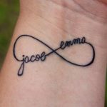 Il tatuaggio con il simbolo dell'infinito arricchito con i nomi di chi lo condivide. Un'idea che rappresenta il forte legame che unisce un fratello e una sorella. Foto di passionetattoo.it