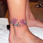 I boccioli di rosa sono un elemento molto romantico, ideale per dei bracciali o cavigliere. Foto fanpage.it