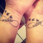 La scritta "Sisters" e le rondini sono un'altra variante per il simbolo dell'infinito. Foto di passionetattoo