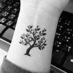 Anche le piante e gli alberi hanno significati che riconducono al tema della famiglia, uno tra questi è l’albero genealogico. Foto di freetattoodesign