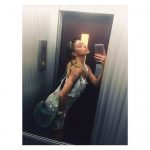 Selfie in ascensore, e si nota sempre di più come il tatuaggio sul braccio sbiadisca di scatto in scatto. Foto del profilo Instagram ufficiale di Belen
