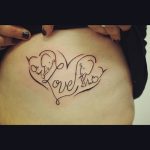 Degli elefantini stilizzati racchiusi in un cuore, per un particolare e senza dubbio unico tatuaggio. Foto di egodesign